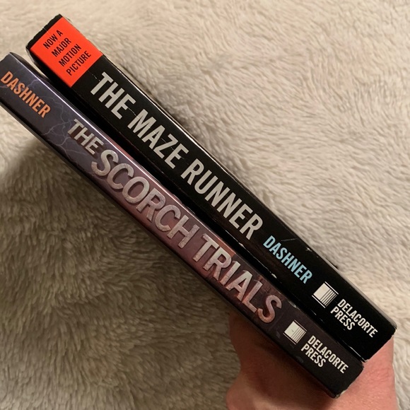 Maze Runner with sticker and photos books 1 and 2 - Picture 5 of 7